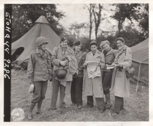 Ruth Cowan and her fellow WWII correspondents (retrieved from http://nojobforawoman.com/reporters/ruth-cowan/nggallery/slideshow/)